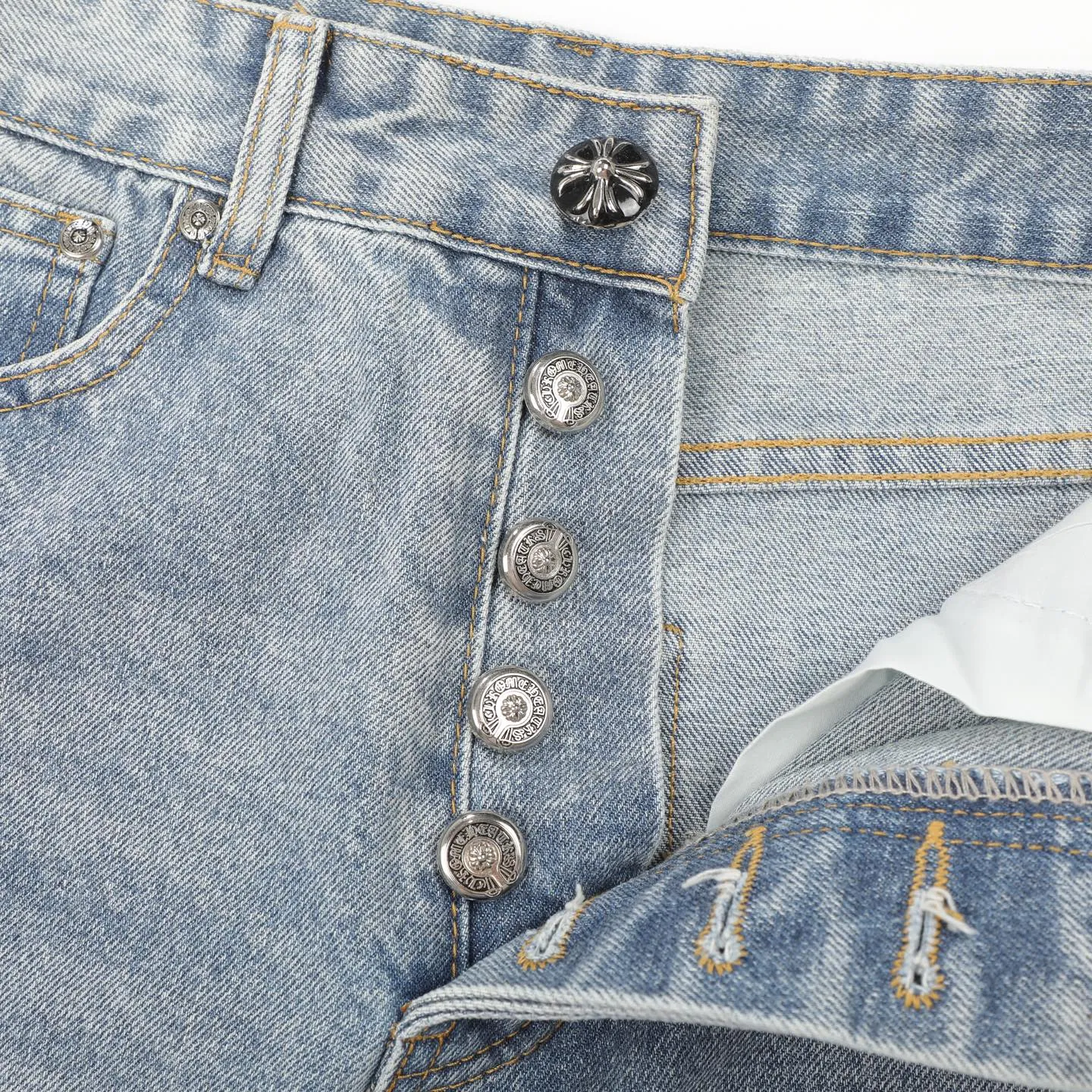 P310 Ch rare co-branded top item Chrome hearts new Chrome heart patchwork patchwork cross stitching micro-flare jeans Top-notch configuration, details are invincible! ! Cleanfit has become very popular in the past two years, and Kroxin’s consistent style is particularly high-end! ! Imported Japanese woven fabric ready-made clothes, genuine leather Crocodile leather labels and waist cloth leather tags are sewn on. The overall process is very cumbersome. The buttons on the trousers fly, rivets, back pockets, and metal decorative plates are all custom-made from molds. After they are finished, they are distressed to create a very effective effect. It has a vintage taste, and has been used by all kinds of big-name European and American celebrities. Kenijima’s cleanfit style has become popular all over the world. Top-grade hardware, pay attention to my detailed photos, the buttons are all detachable, and they are made of 925 engraved silver! ! Match as you like, suitable for both men and women ✔️✔️ Color: Blue Size: S M L XL